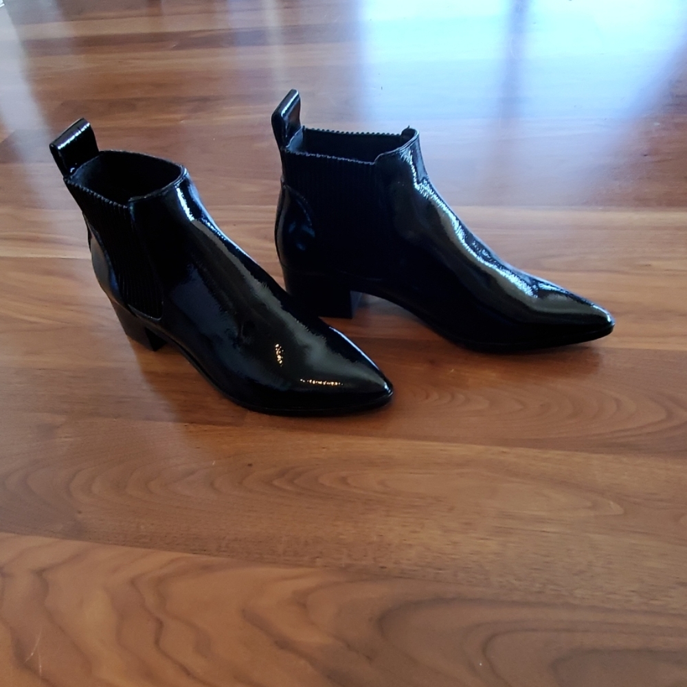 Dolce Vitale black ankle bootie!